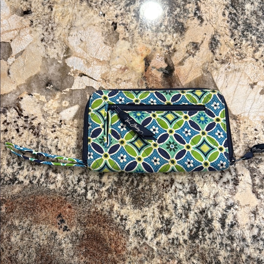 Vera Bradley Retired Daisy Daisy Zip Around Wallet